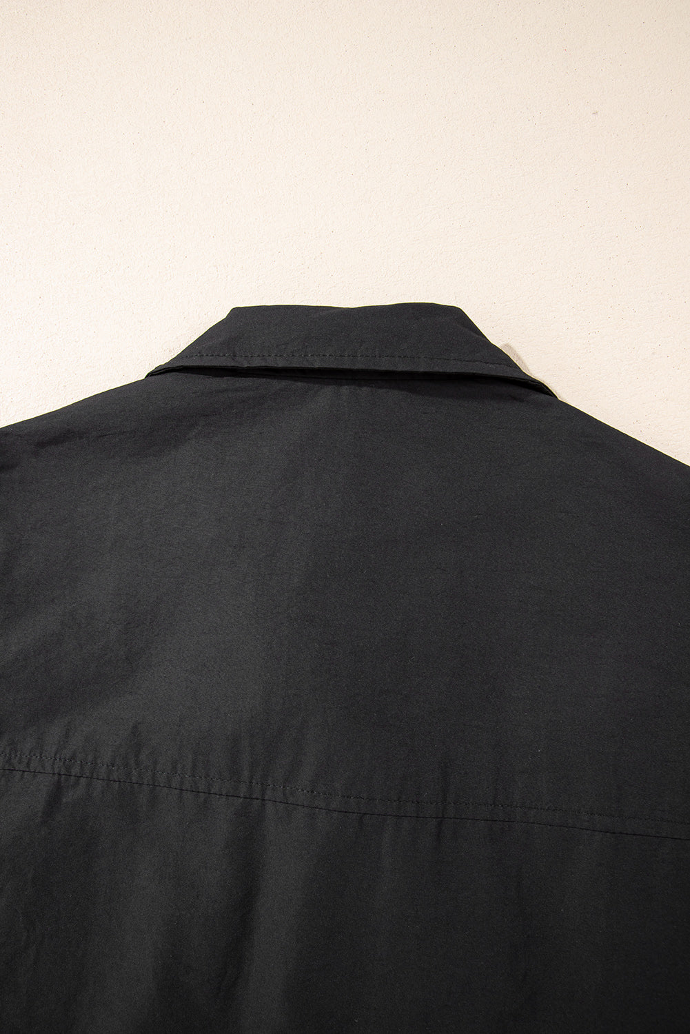 Schwarze weste mit klappentaschen und hohem halsausschnitt