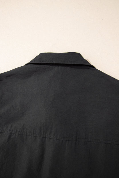 Schwarze weste mit klappentaschen und hohem halsausschnitt