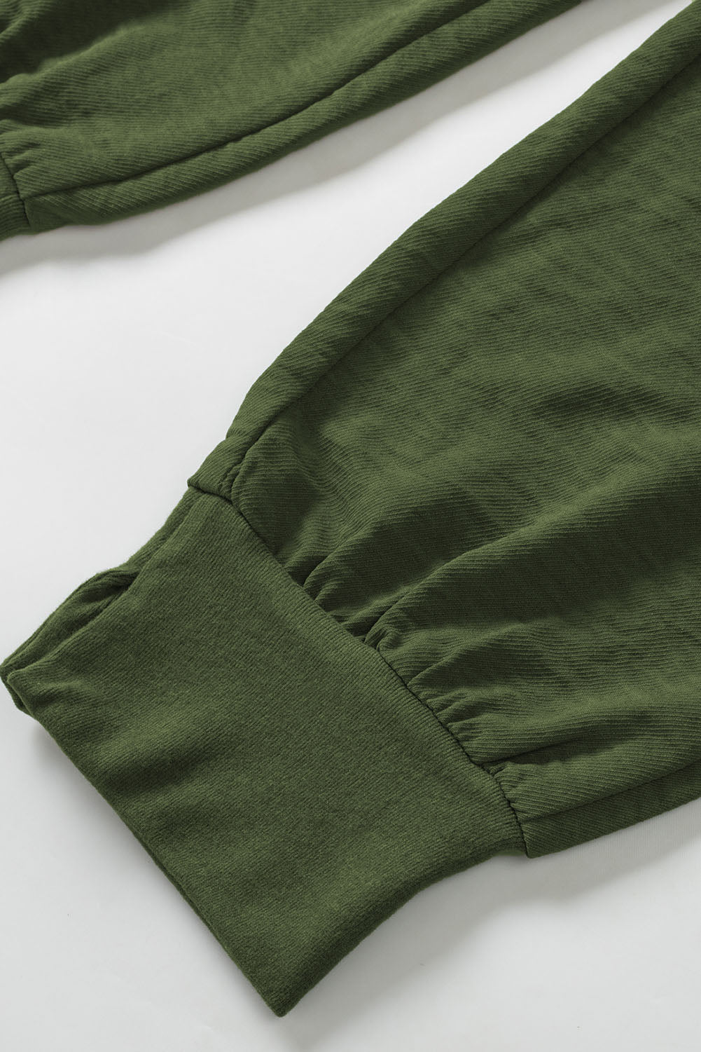 Grüne freizeit-jogger mit taschen