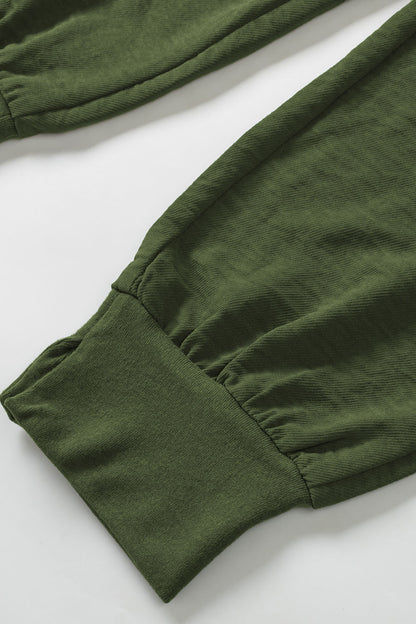 Grüne freizeit-jogger mit taschen
