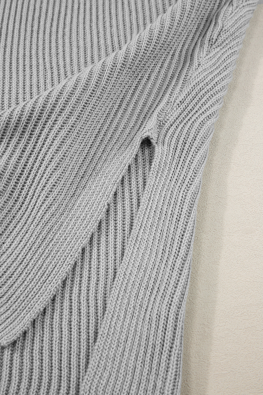 Grauer pullover mit kurzen ärmeln und seitenschlitz in übergröße