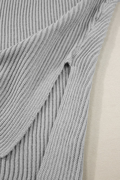 Grauer pullover mit kurzen ärmeln und seitenschlitz in übergröße