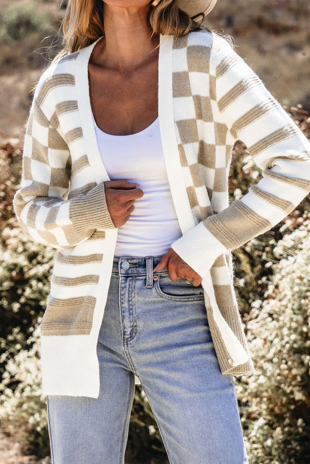 Rauchgrauer gestreifter gingham-strickcardigan mit offener vorderseite