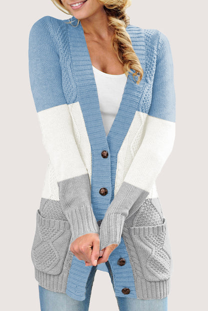 Blaue strickjacke mit fronttasche und knopfverschluss
