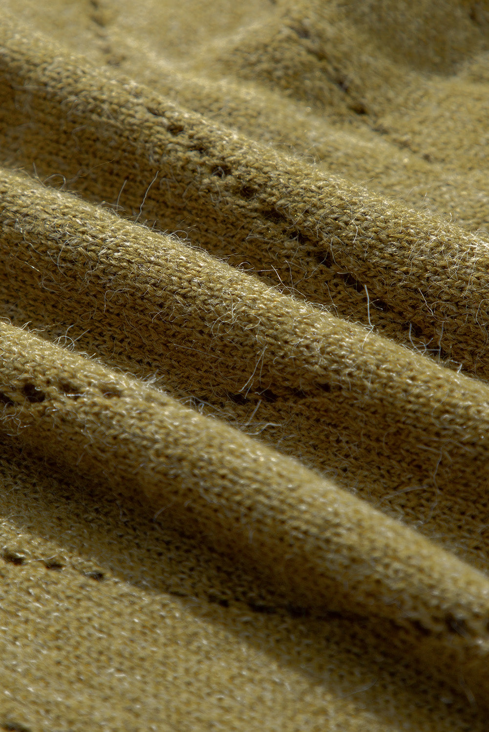 Salbeigrüner pullover mit v-ausschnitt und tropfenschulter in ösenform