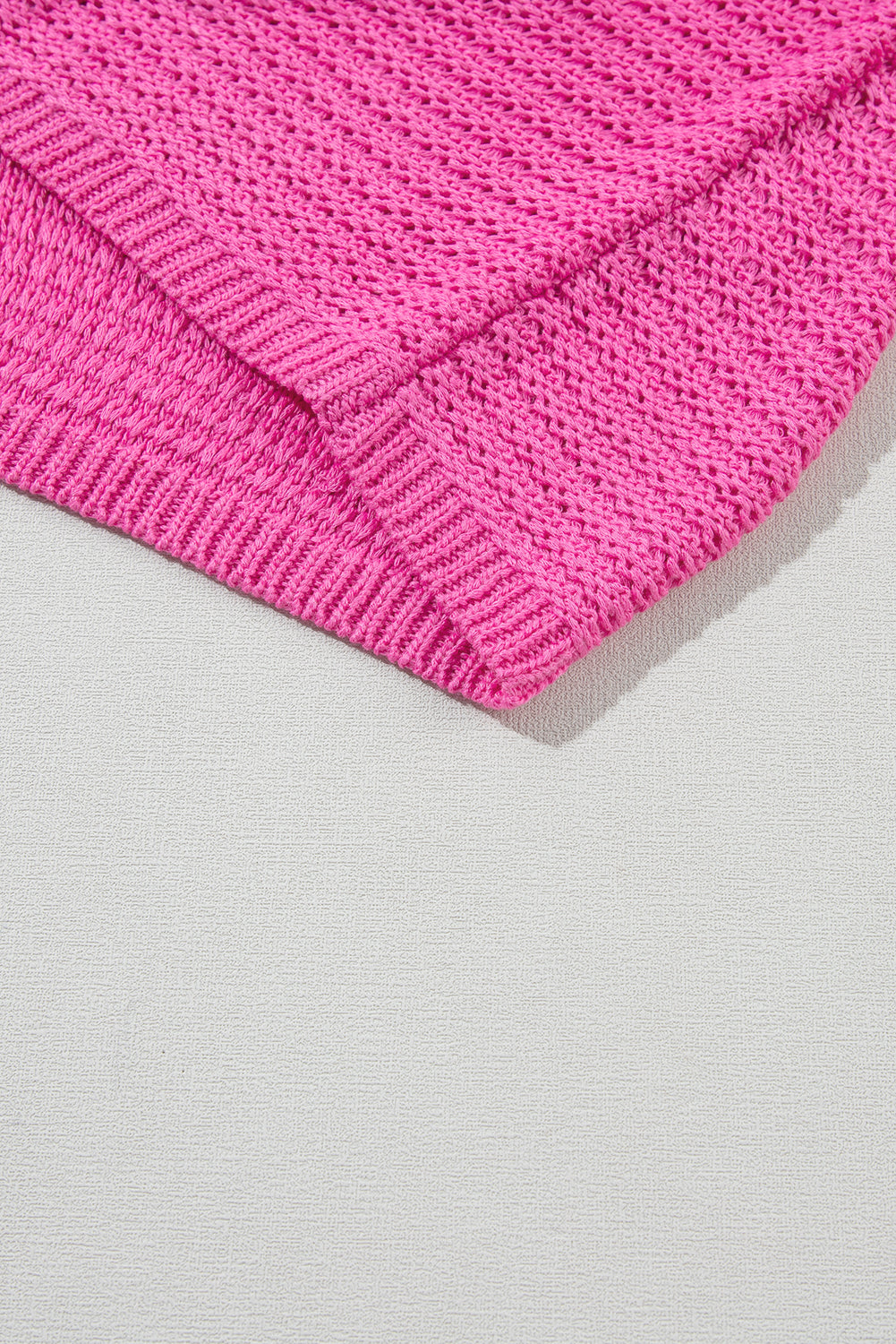 Rosa fester, lockerer strickpullover mit kurzen dolman-ärmeln