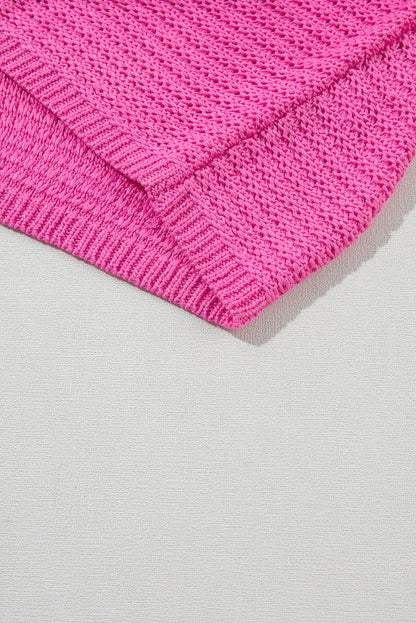 Rosa fester, lockerer strickpullover mit kurzen dolman-ärmeln