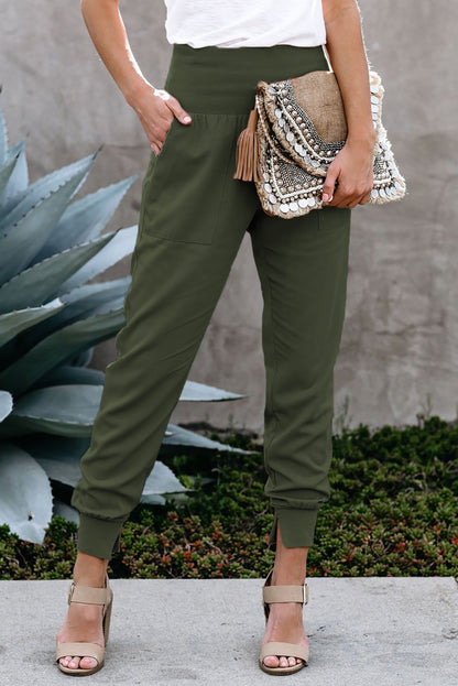 Grüne freizeit-jogger mit taschen