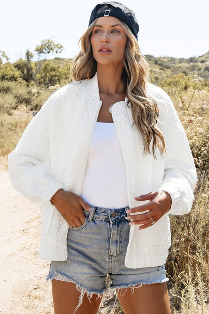 Weiße gesteppte jacke mit blumenmuster