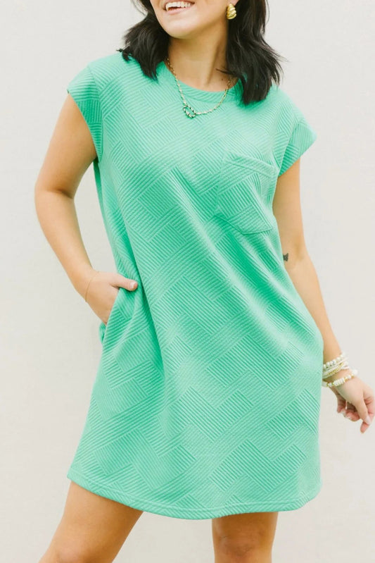 Mintgrünes strukturiertes t-shirt-kleid mit langen ärmeln