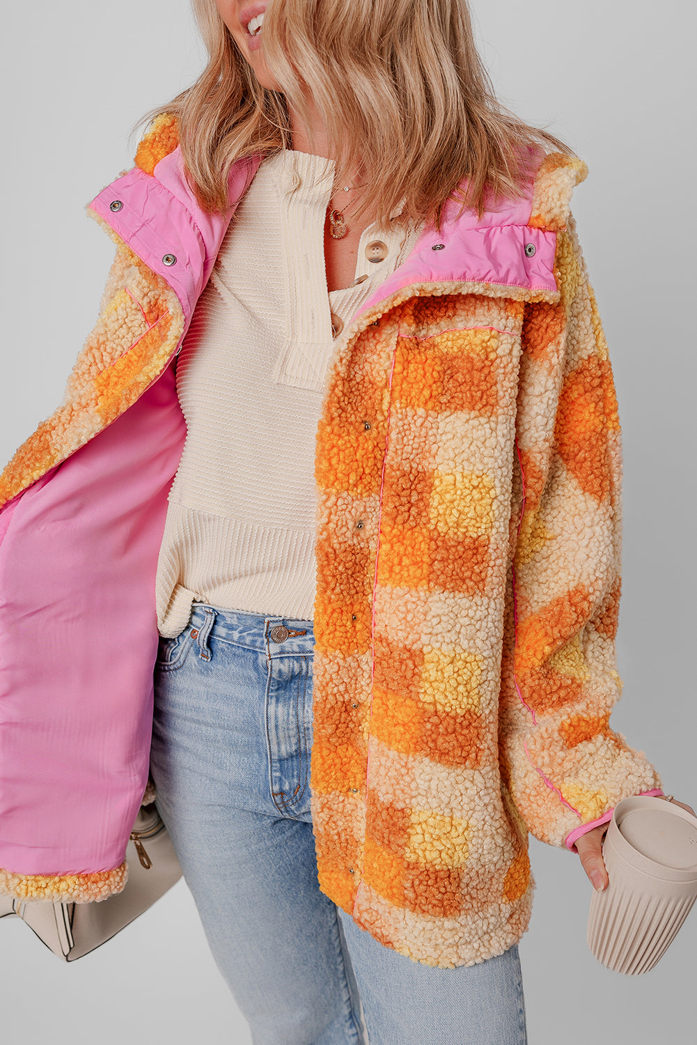 Orange karierte sherpa-kapuzenjacke