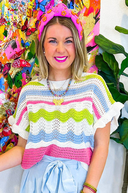 Weißes colorblock-häkelstrick-top mit gerafften kurzen ärmeln