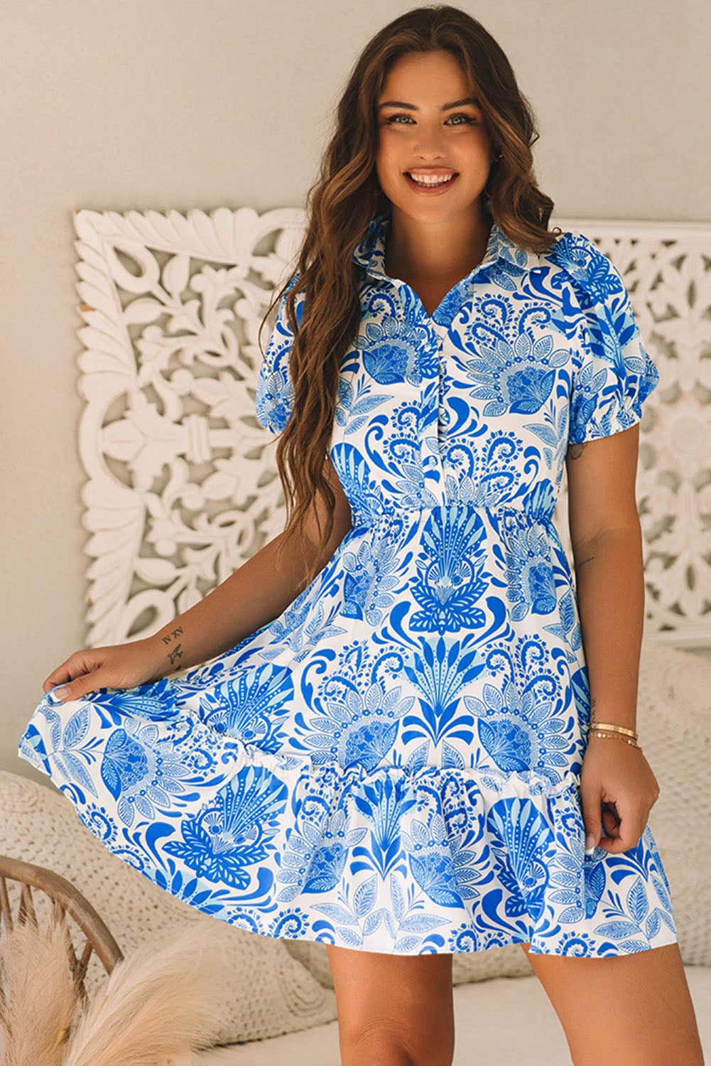 Himmelblaues retro-blumendruck-minikleid mit geraffter taille und kordelzug