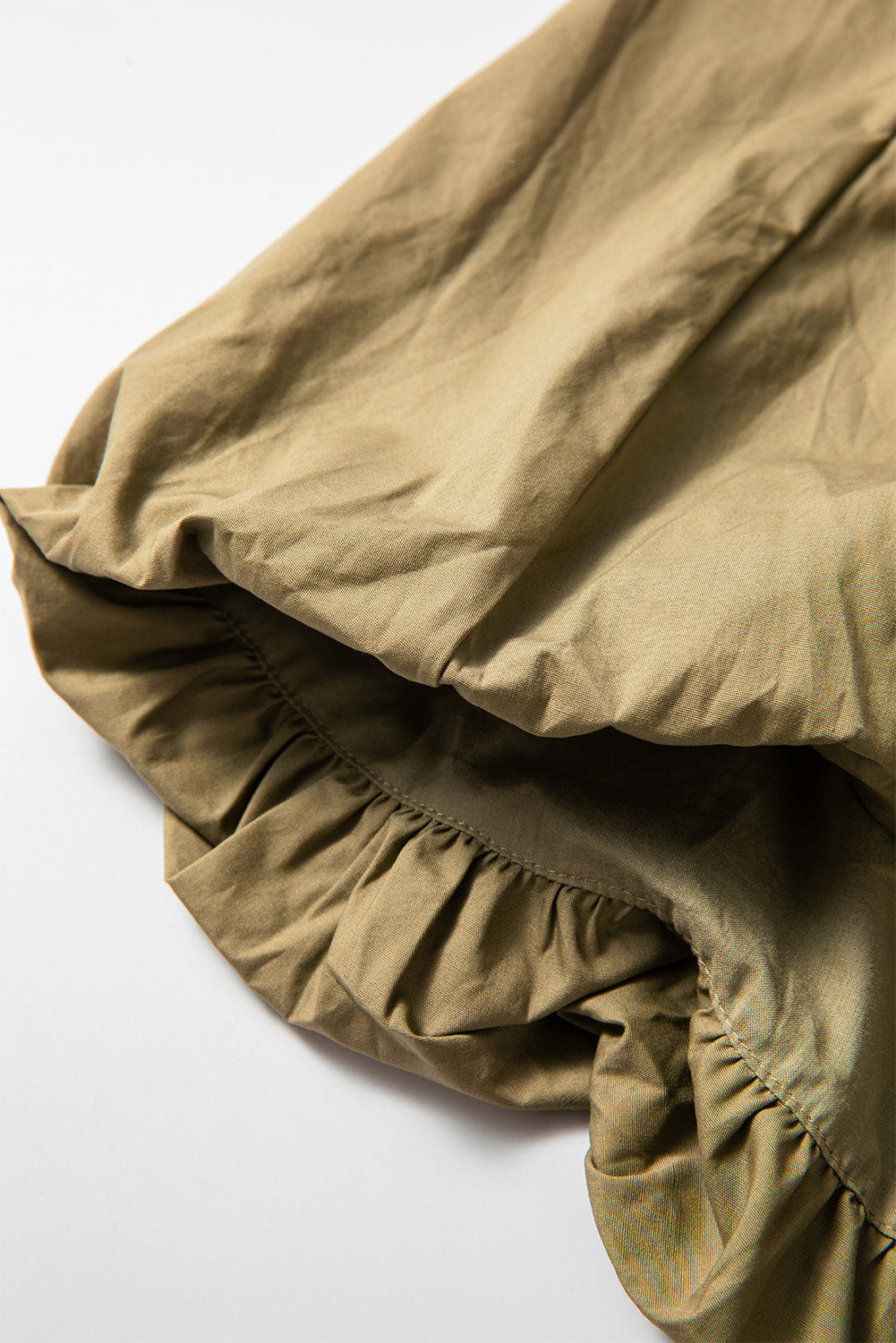 Grünes minikleid mit v-ausschnitt und gesmokter taille mit guacamole