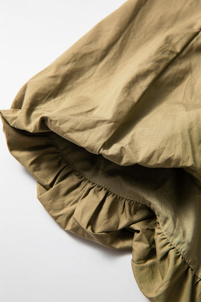 Grünes minikleid mit v-ausschnitt und gesmokter taille mit guacamole