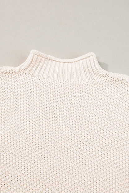 Beigefarbener fledermaus-kurzarmpullover mit hohem halsausschnitt