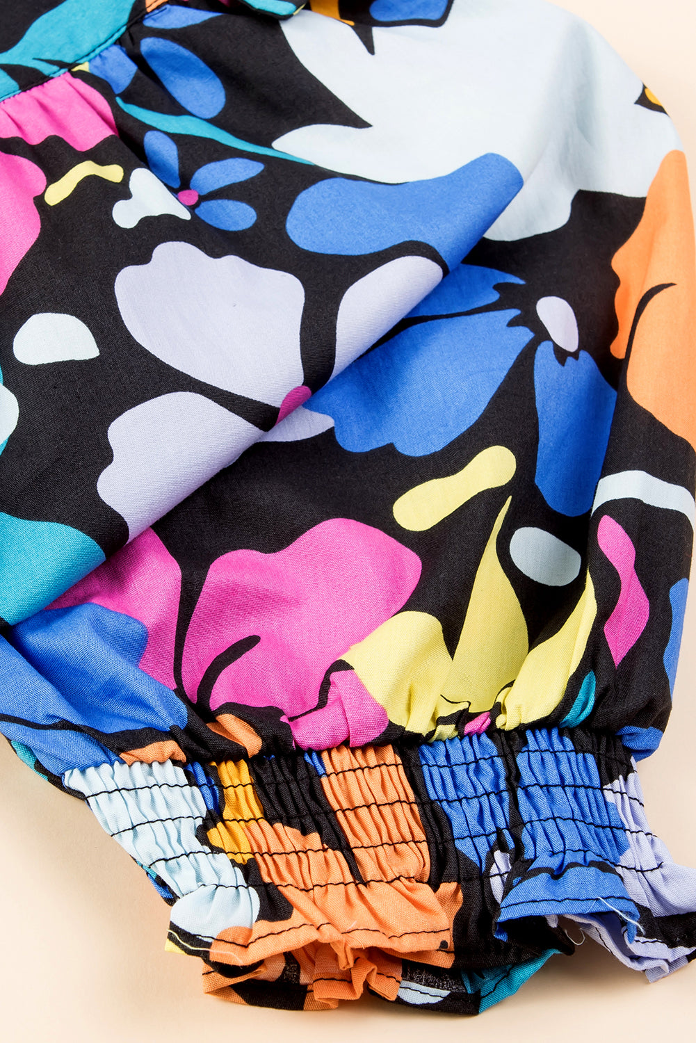 Blaues ausgestelltes Kleid mit geteiltem Halsausschnitt und Blumenmuster