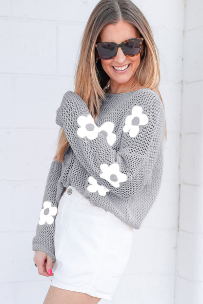 Hellgrauer pullover mit großer blume, hohl gestrickt und schulterfrei