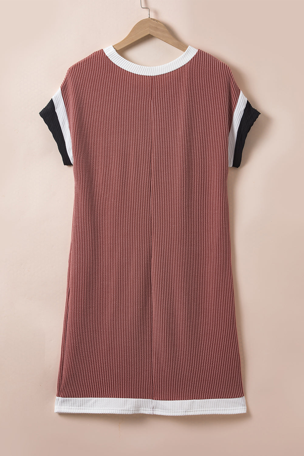 Helles french beige texturierte colorblock kante aufgesetzte tasche t shirt kleid
