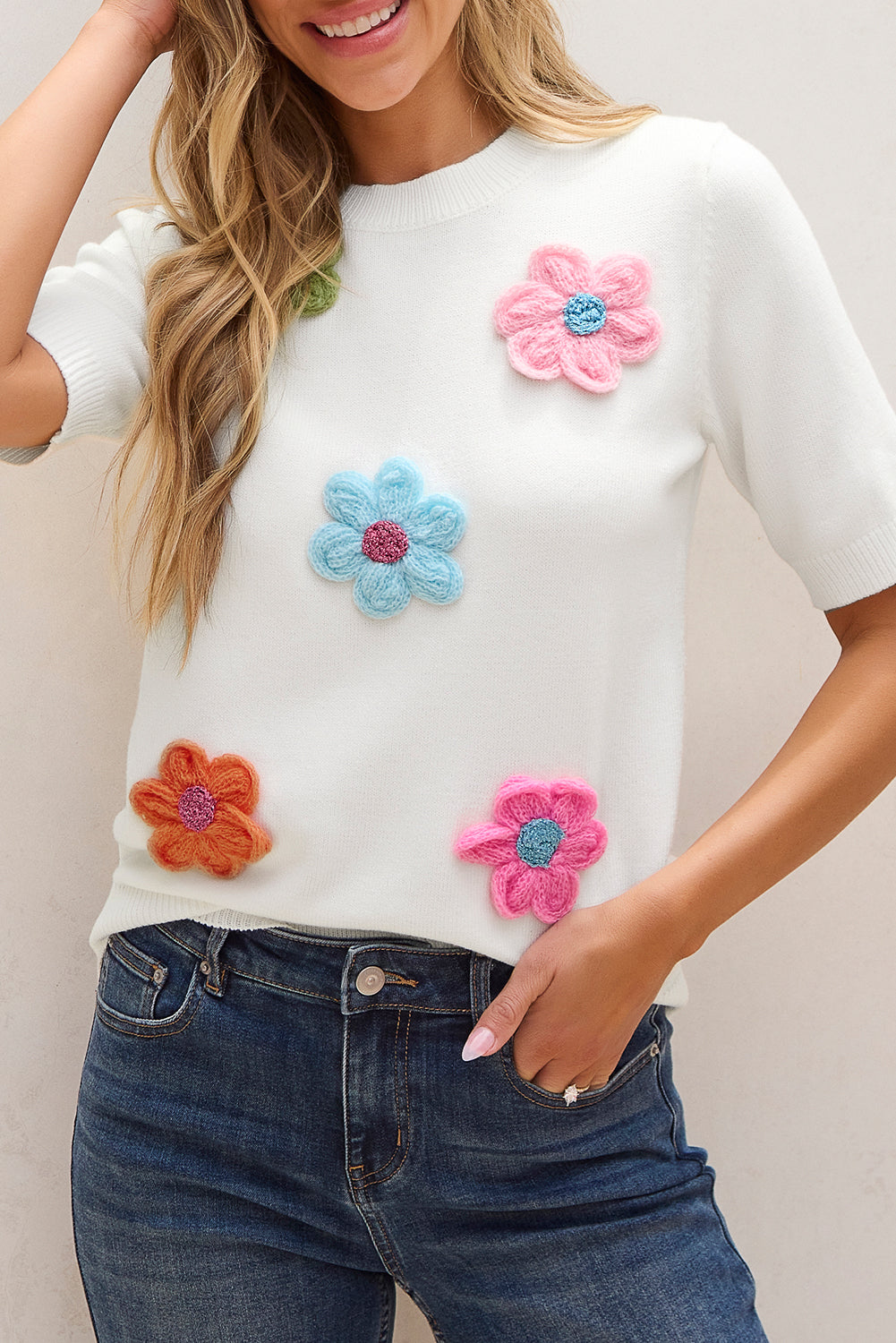 Weißer kurzarm-pullover mit niedlichen blumenapplikationen
