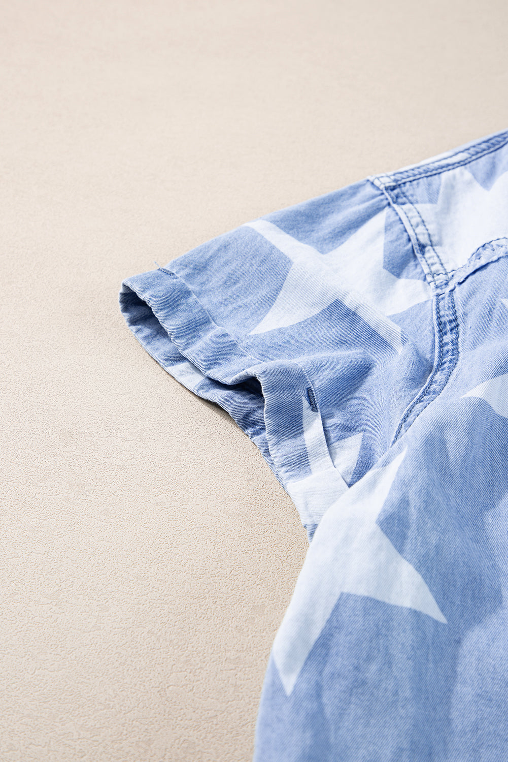 Himmelblaues Denim-Kleid mit ausgefranstem Saum und kurzen Ärmeln