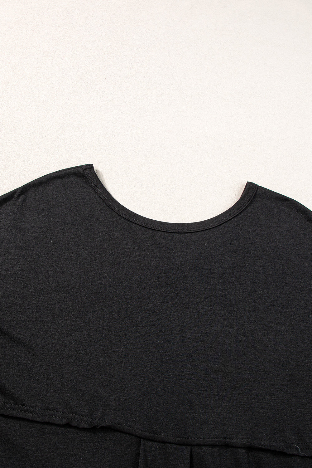 Schwarzer v-ausschnitt mit versteckten taschenschlitzen maxi-t-shirt-kleid