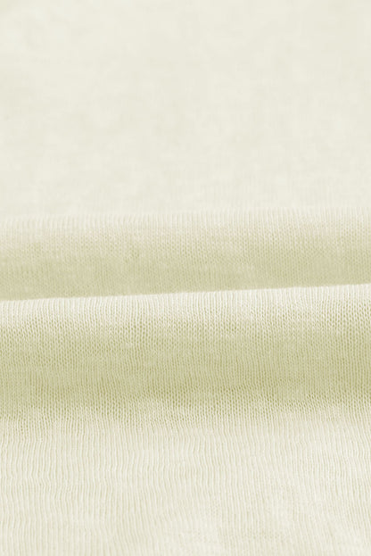 Beigefarbene strickjacke mit knöpfen und offener vorderseite