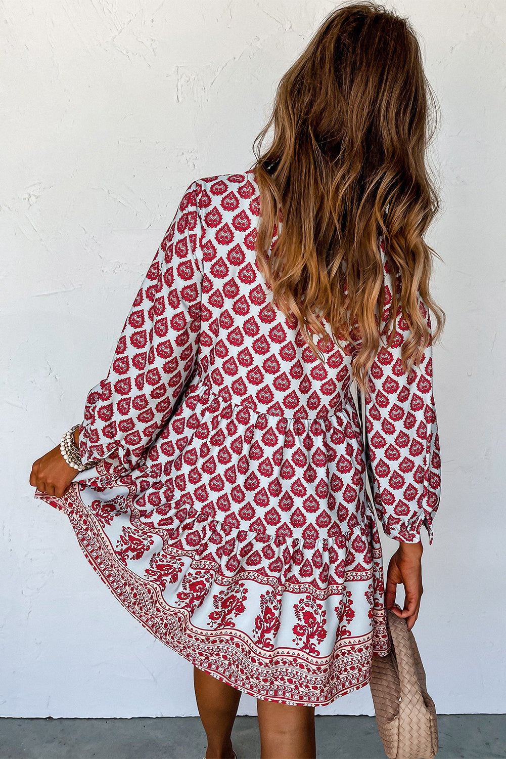 Rosenrotes boho-tassel-krawatten-minikleid mit geteiltem ausschnitt und puffärmel