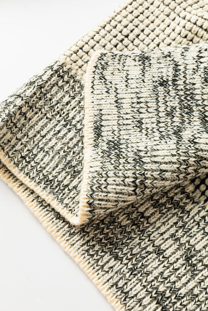 Aprikosenfarbene karierte strickjacke mit kontrastbesatz und offener vorderseite