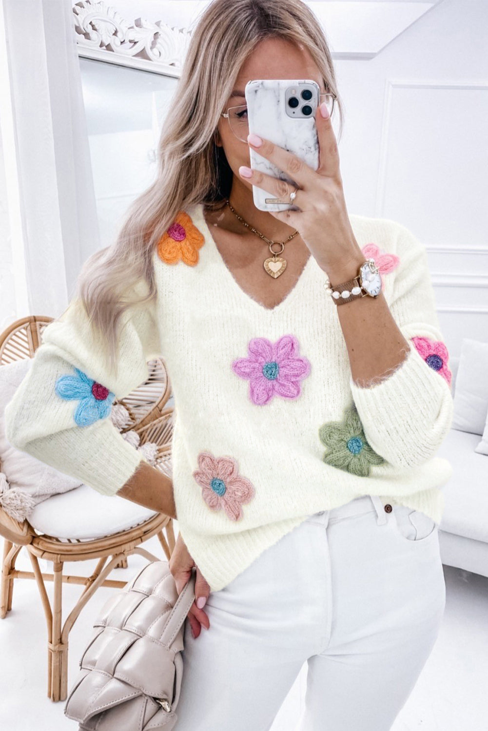 Weißer gehäkelter blumen-v-ausschnitt-pullover