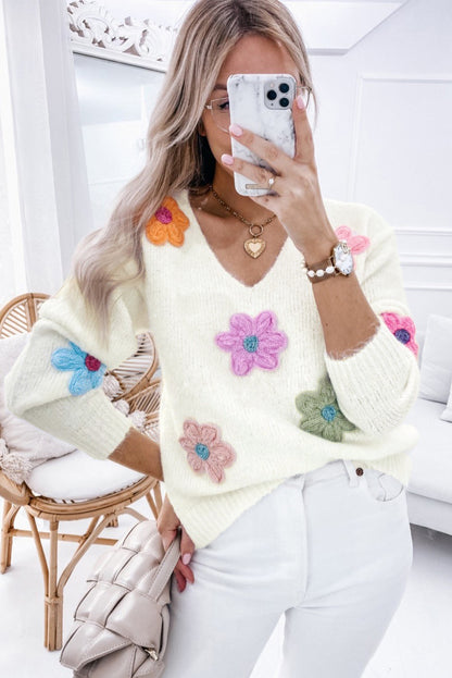 Weißer gehäkelter blumen-v-ausschnitt-pullover