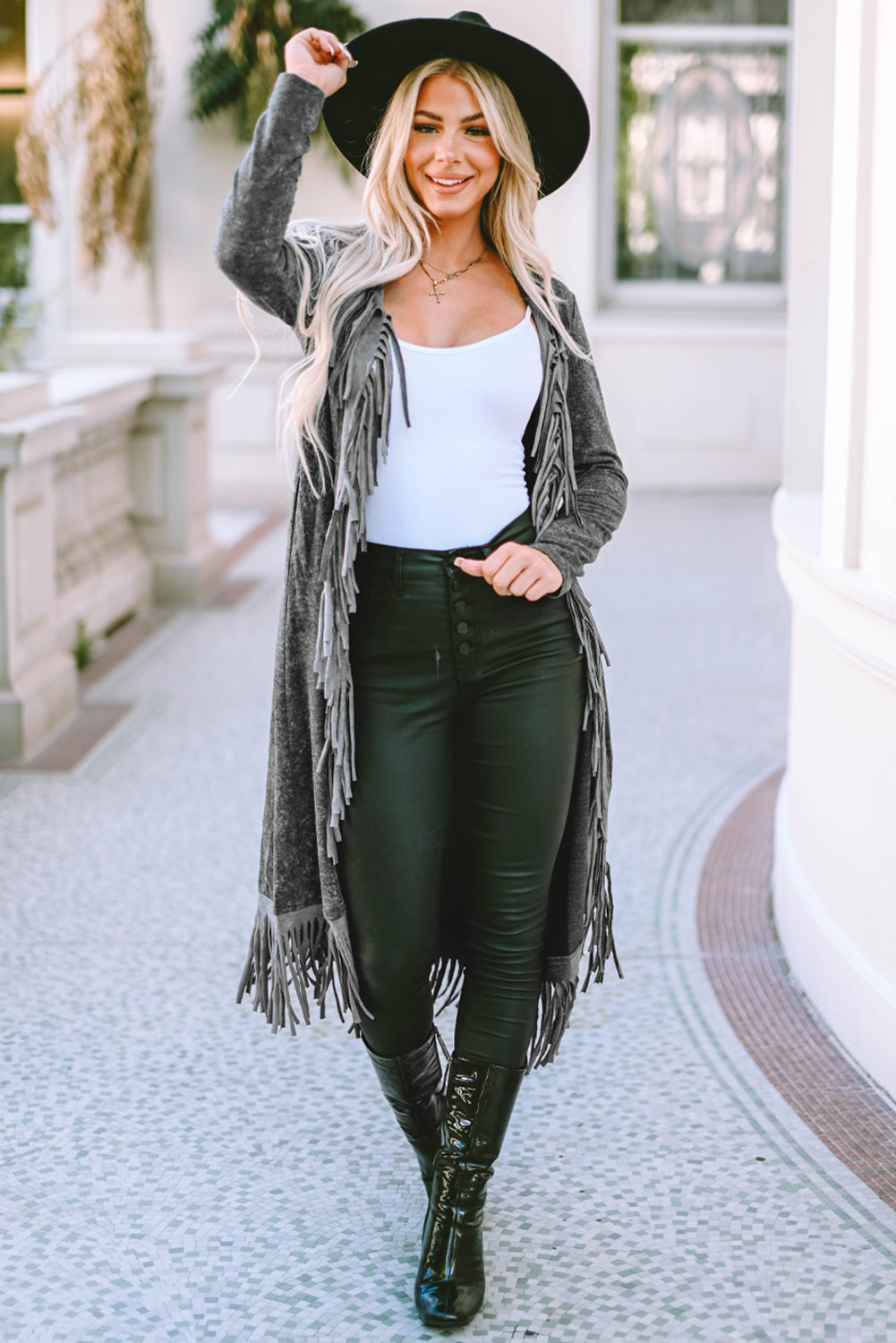 Schwarzer cardigan mit offener tasche und fransensaum