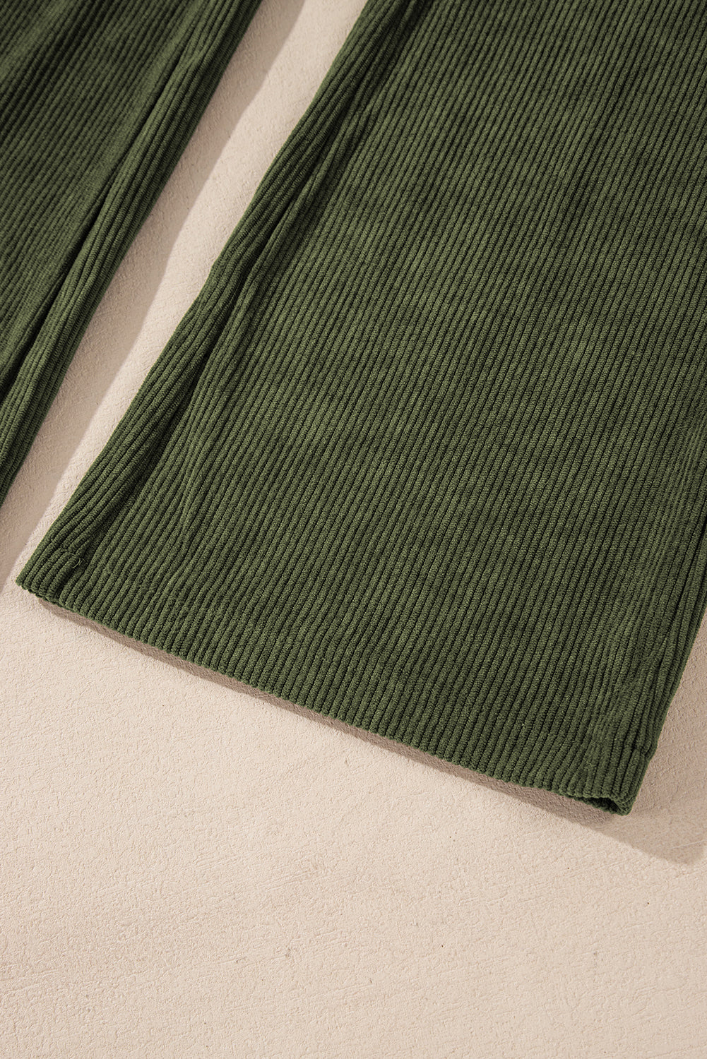 Grüne cordhose mit hoher taille und quadratischen taschen