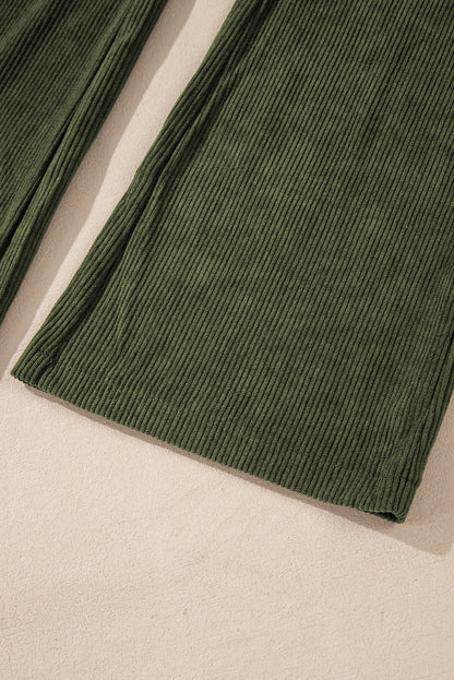 Grüne cordhose mit hoher taille und quadratischen taschen