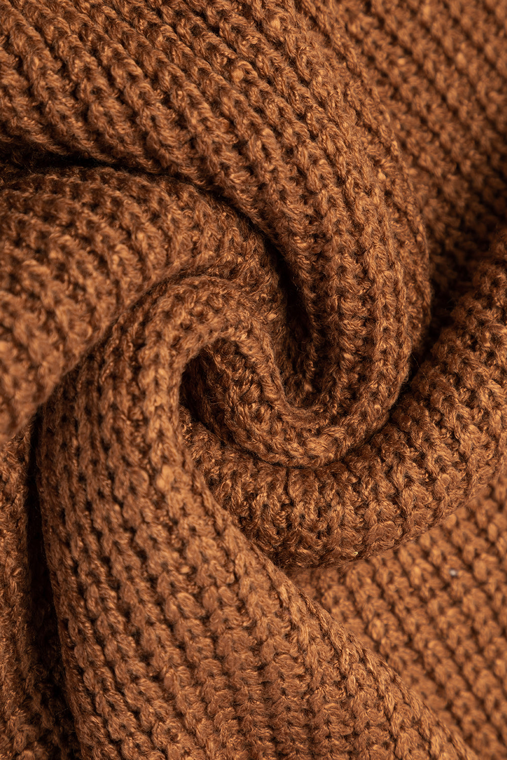 Kamelfarbenes pulloverkleid mit kurzen ärmeln und v-ausschnitt