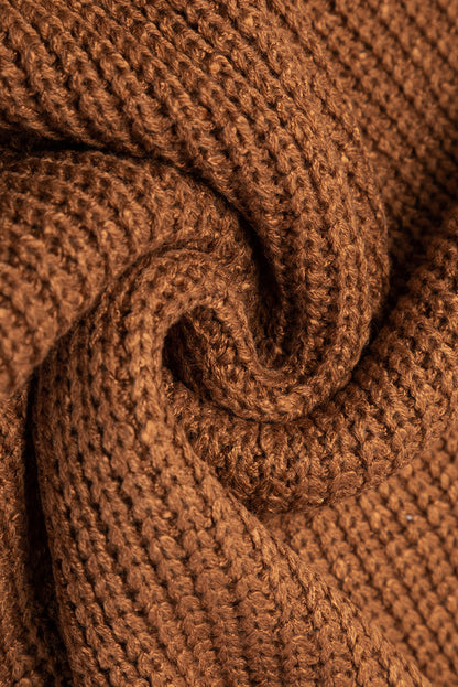 Kamelfarbenes pulloverkleid mit kurzen ärmeln und v-ausschnitt