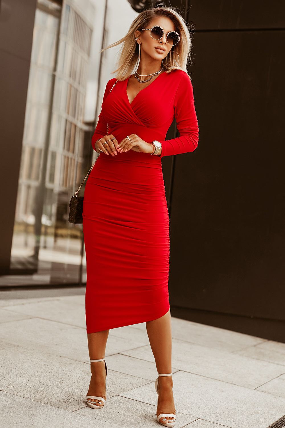 Feurig rotes langärmeliges wickelkleid mit gerüschtem v-ausschnitt und bodycon-kleid