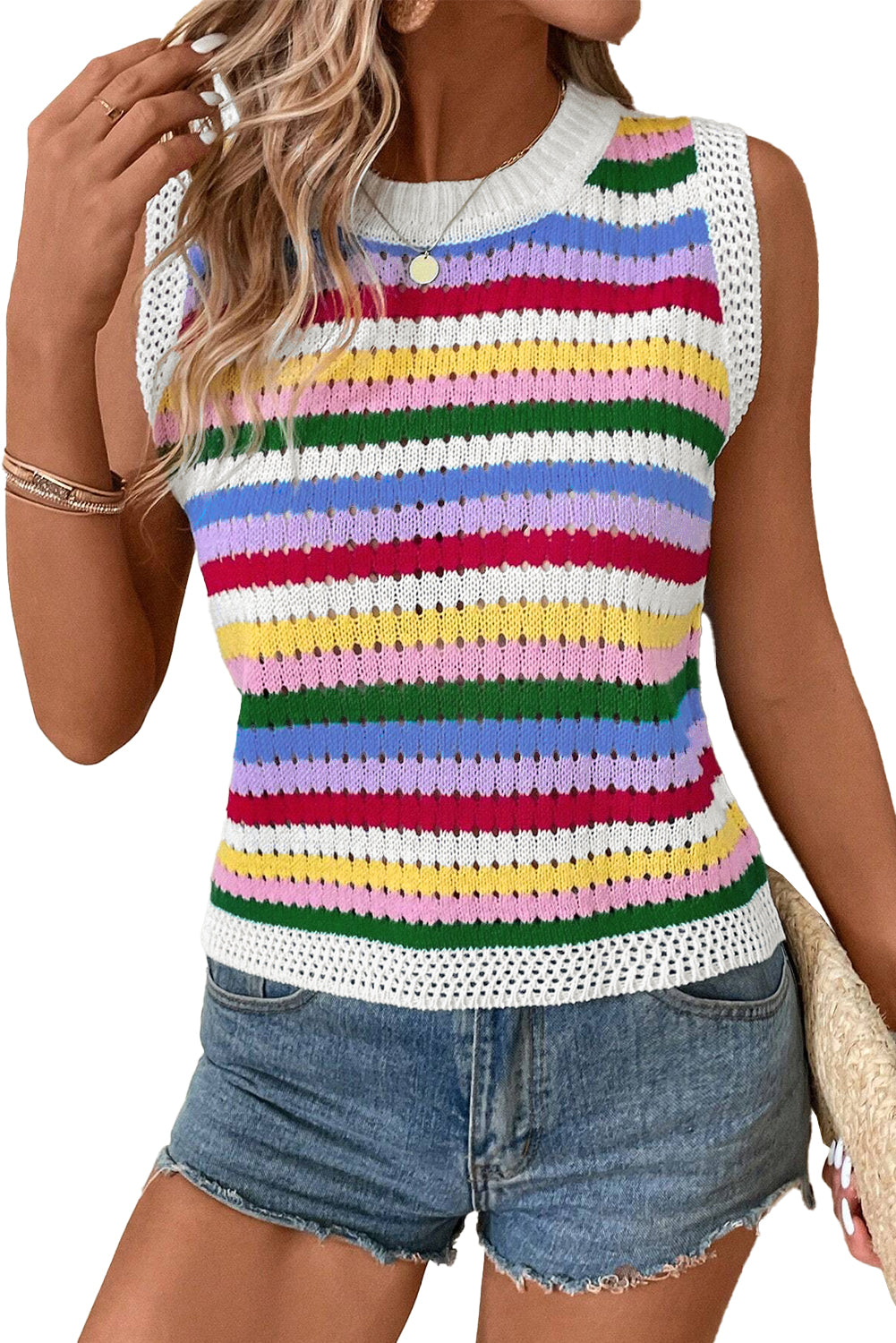Mehrfarbig gestreifte strickweste mit ösen für schlanken pullover