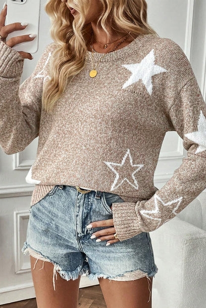 Khakifarbener pullover mit sternchenmuster und tropfenschulter