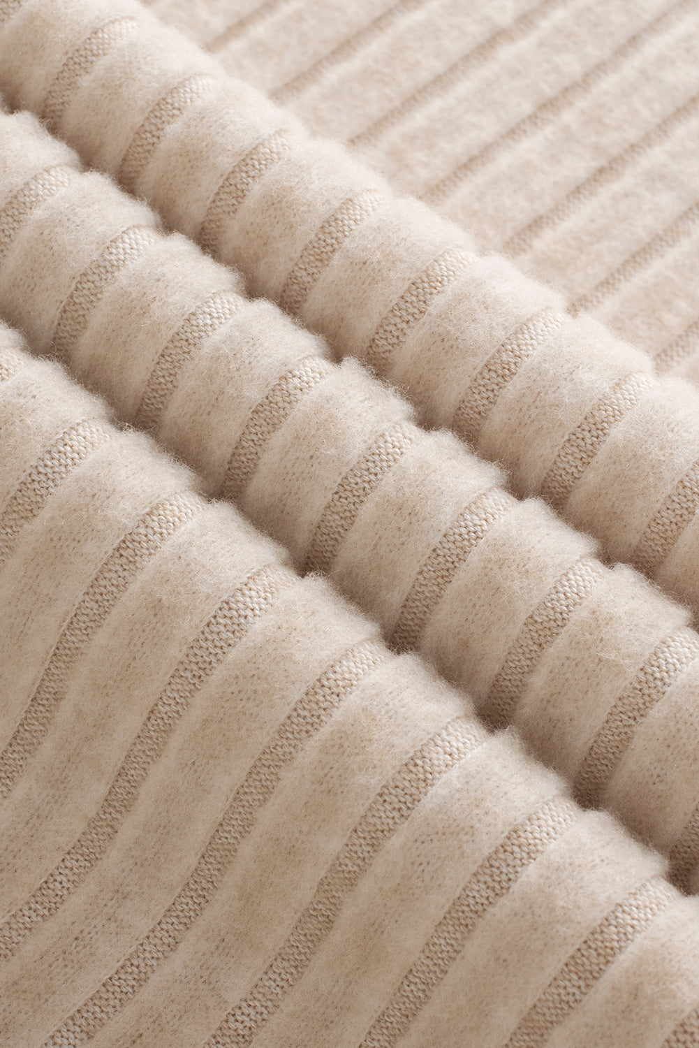 Pergamentfarbener gerippter kurzarm-overall mit weitem bein