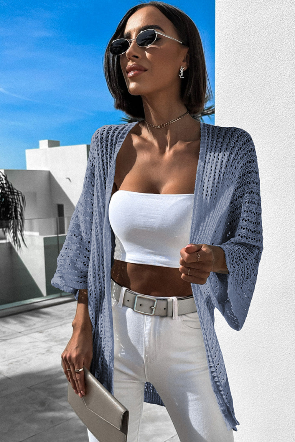 Himmelblauer strickcardigan mit hohlen armbändern an den ärmeln