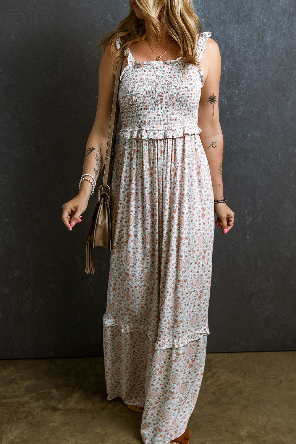 Weißes Maxikleid aus gerüschter Spitze mit gerafften Trägern und Blumenmuster