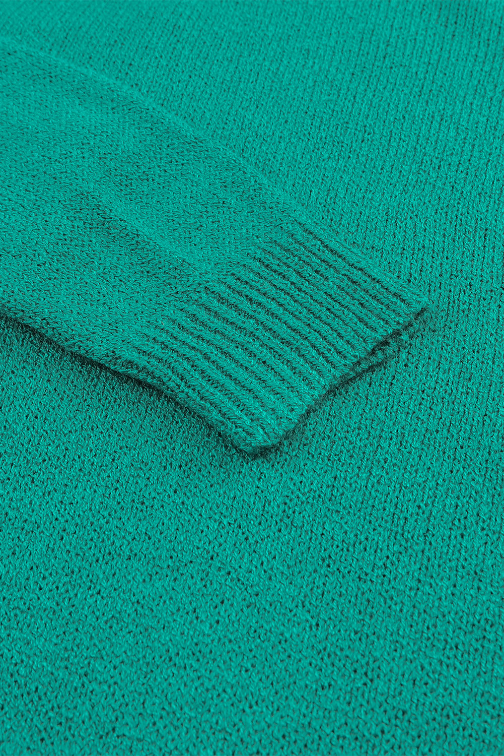 Grüner, farblich abgestimmter, schulterfreier rippenstrickpullover mit tasche