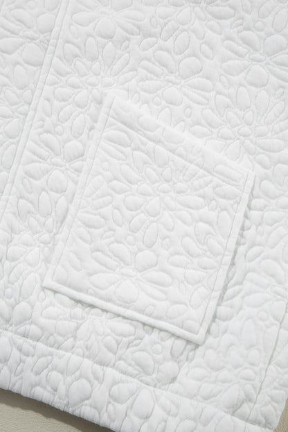Weiße gesteppte jacke mit blumenmuster