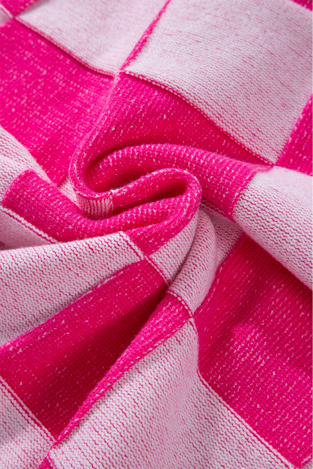 Rosa karierte strickjacke mit v-ausschnitt und geknöpften schultern