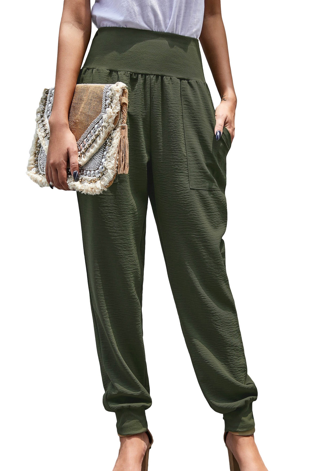 Grüne freizeit-jogger mit taschen