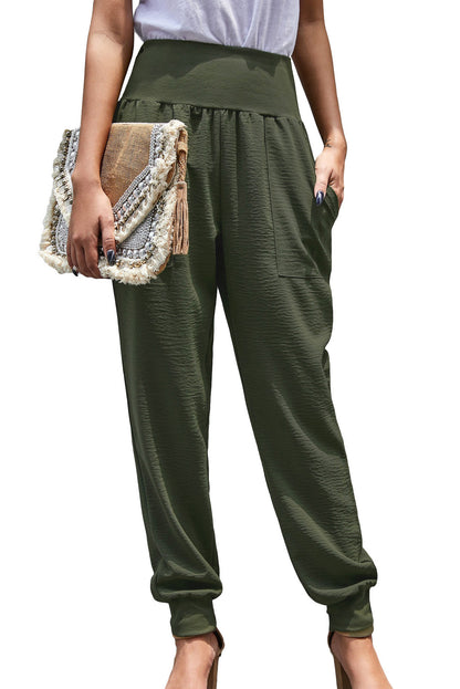Grüne freizeit-jogger mit taschen