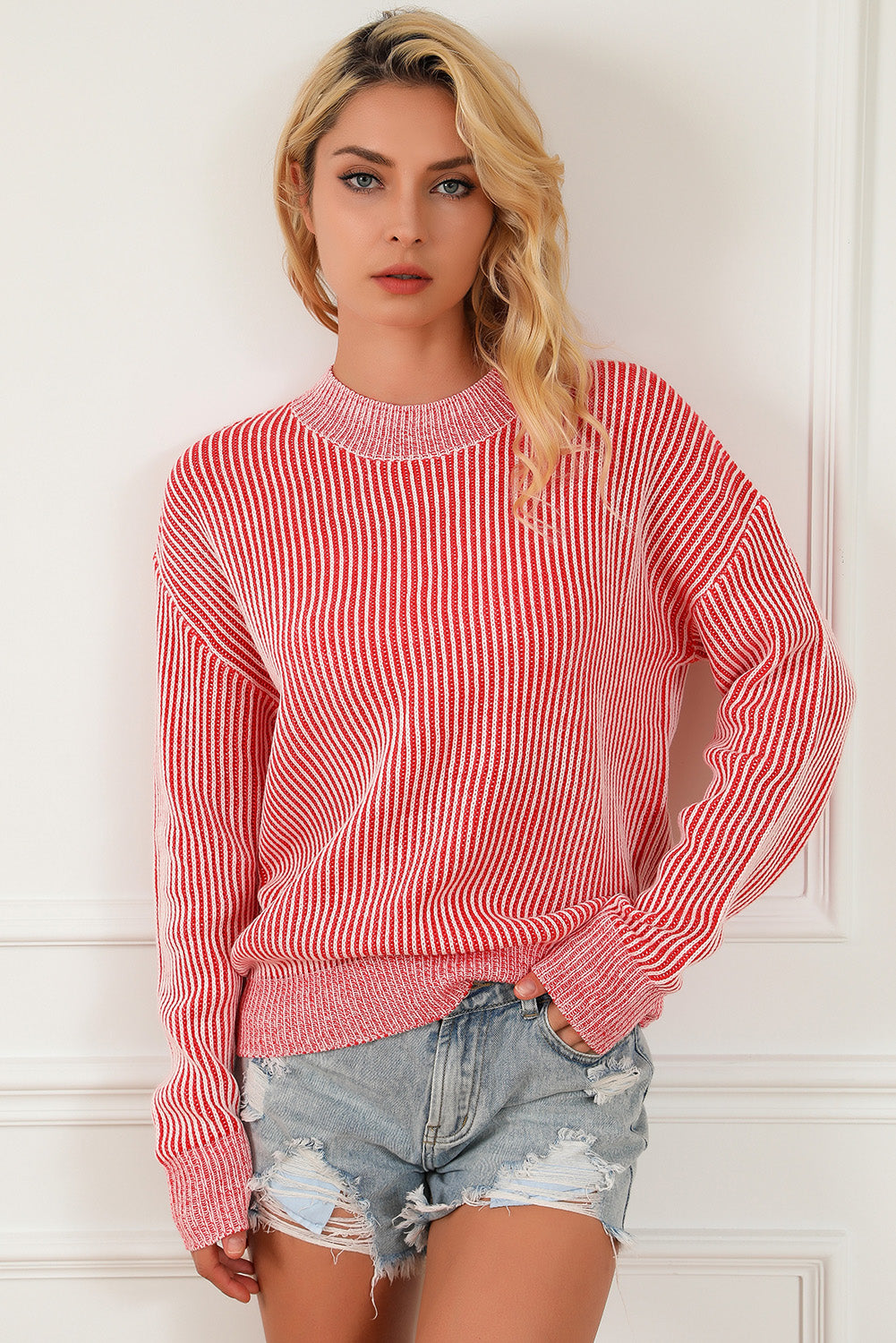 Gestreifter druck gerippter besatz pullover mit rundhalsausschnitt