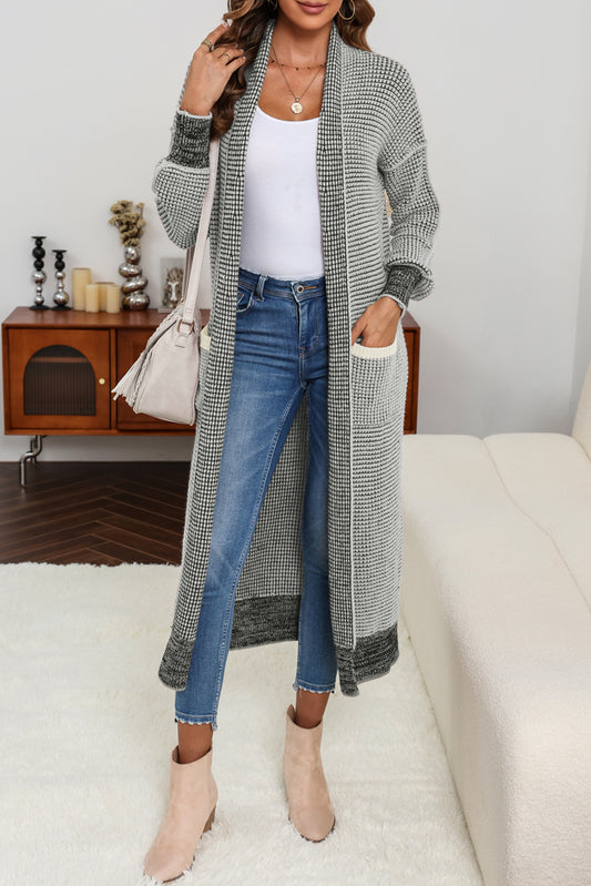 Grauer strukturierter strick-cardigan mit taschen