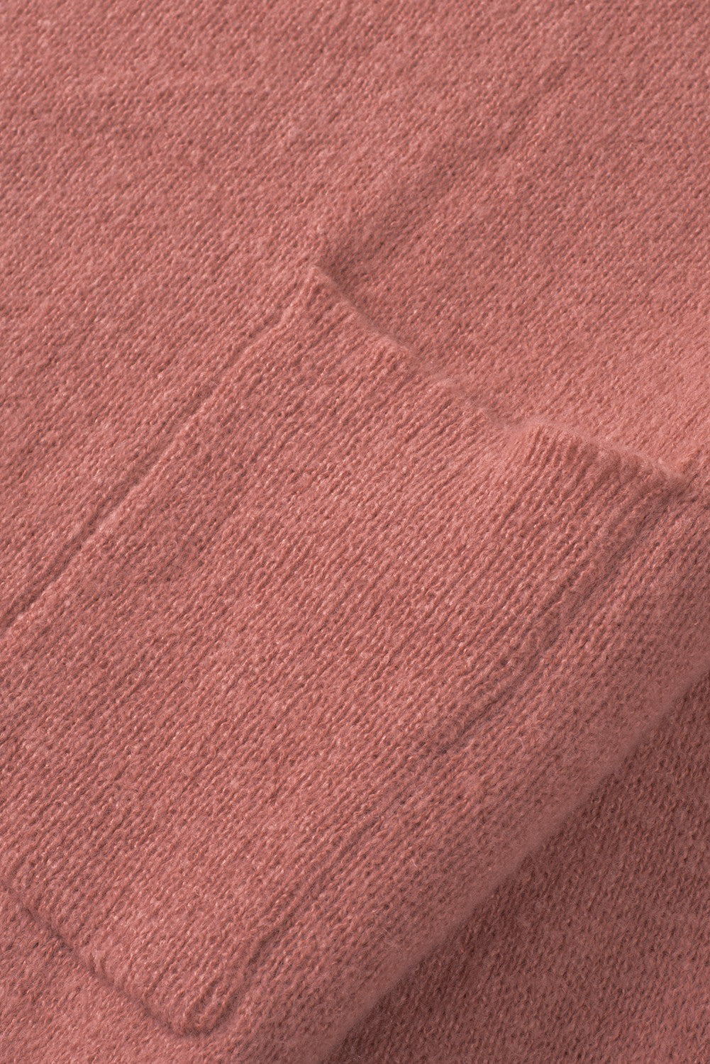 Unifarbener pullover mit puffärmeln und taschen